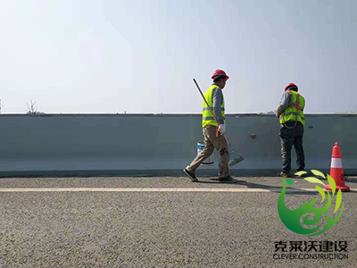 公路两旁防撞墙护栏涂刷
